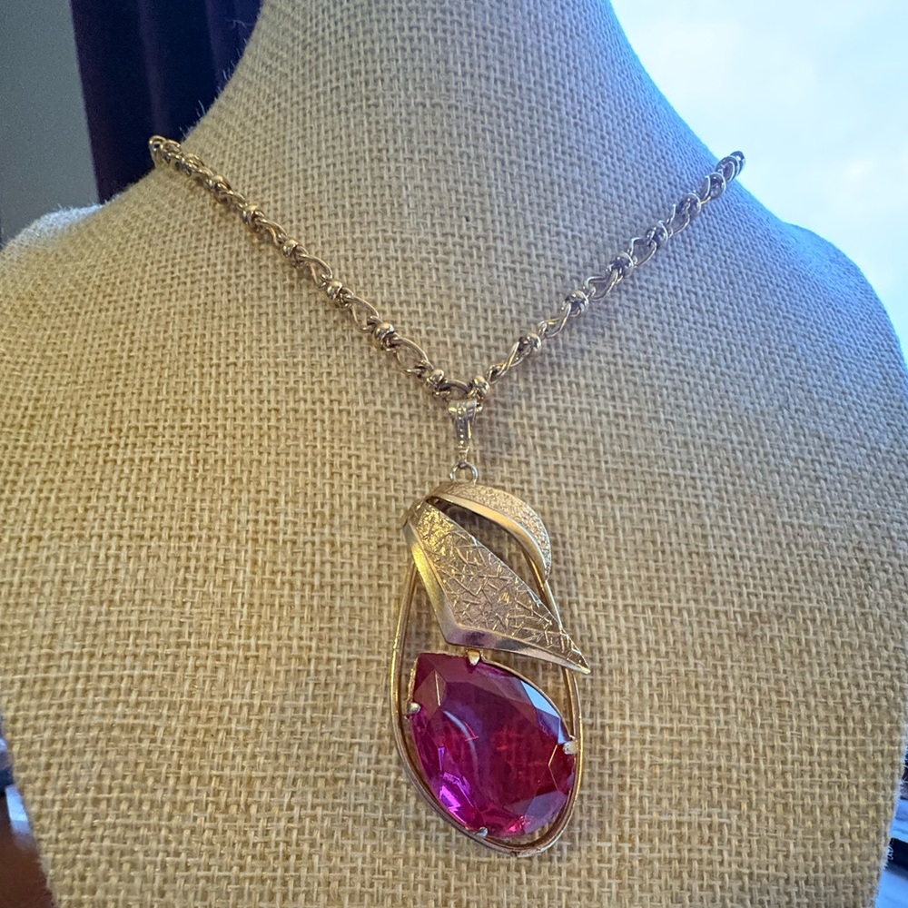 Retro Style Gold-tone Necklace wit Large Pink Faux Gemstone